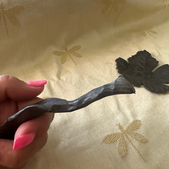 Set of 4 Hand Forged Primitive Farmhouse Rustic Iron Metal Leaves for Decor. - Picture 4 of 12